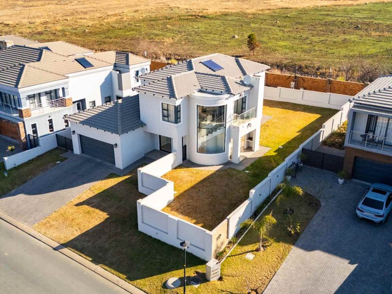 Four Bedroom Family Home in Blue Valley Golf Estate - Photo 2