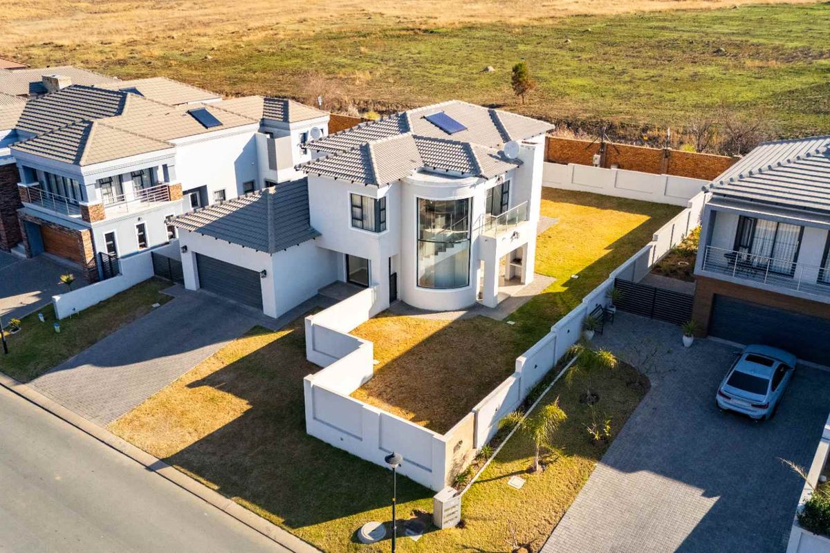 Four Bedroom Family Home in Blue Valley Golf Estate - Photo 2