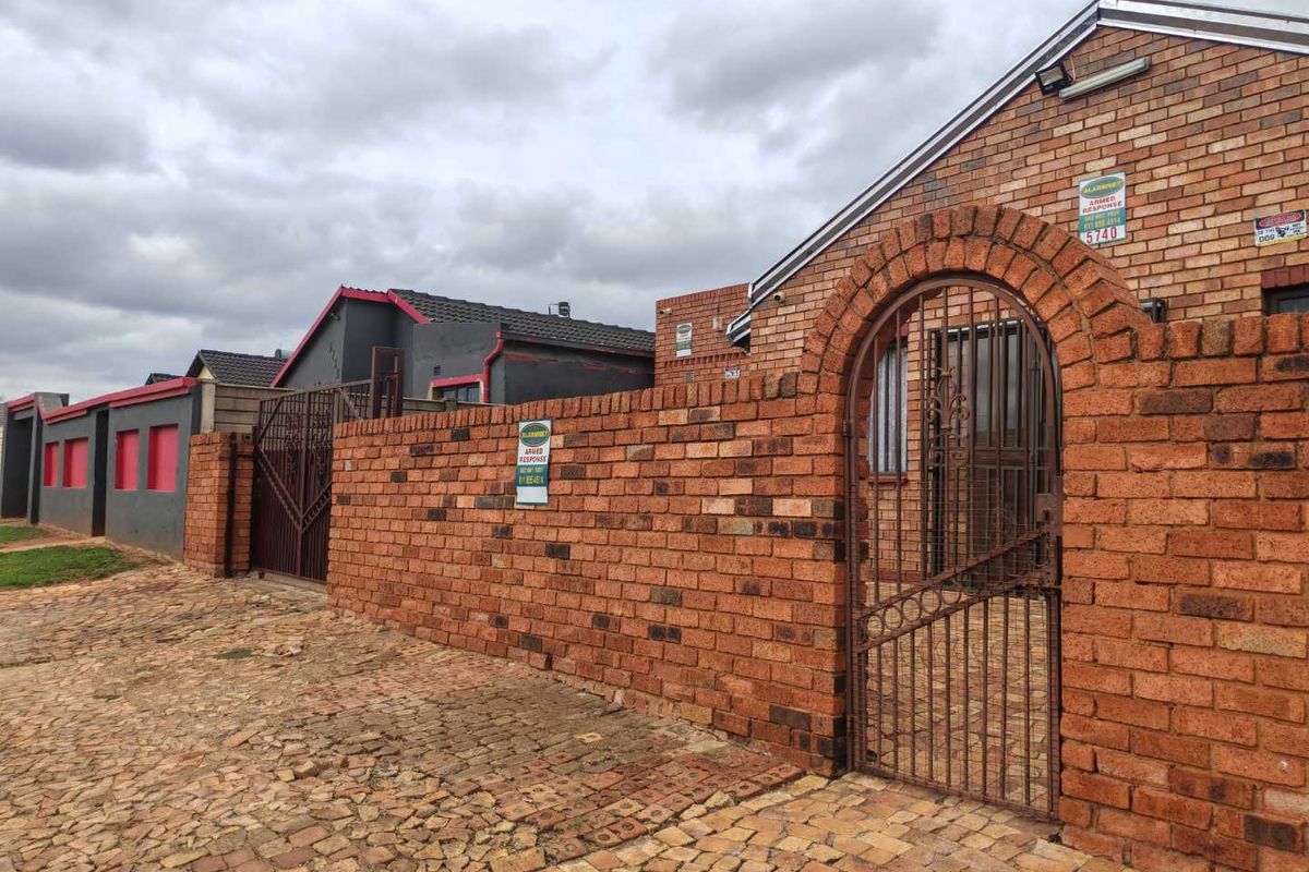 "Space & Comfort: Brick Home with Bonus Outbuilding!" - Photo 5