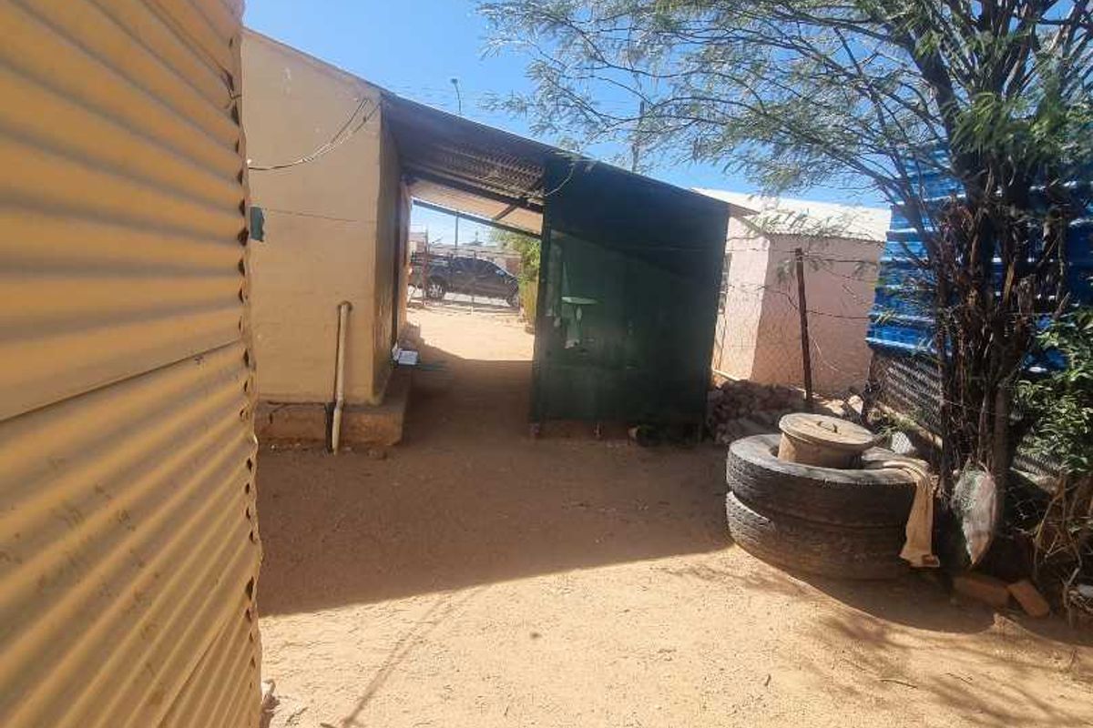 OLD HOUSE IN KATUTURA CENTRAL - Photo 2