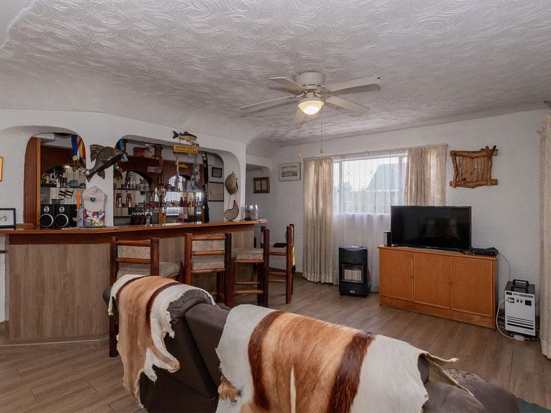 Spacious 4 Bedroom House with Pool in Esther Park - Photo 7