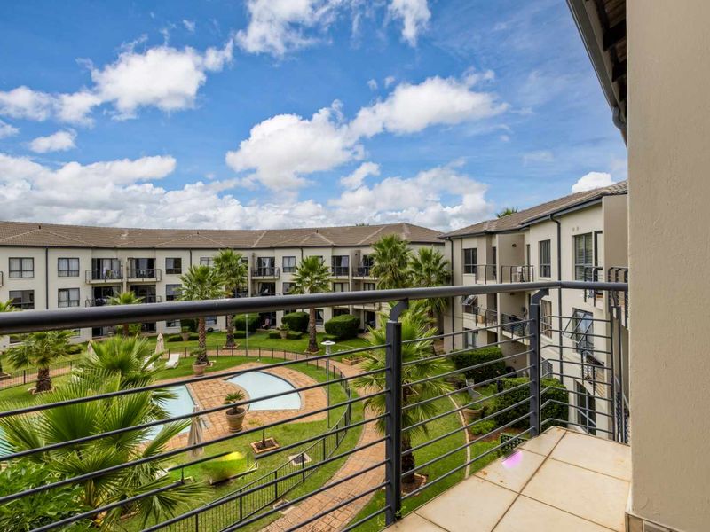 SPACIOUS 2 BEDROOM MODERN CONTEMPORARY GEM 5 MINUTES FROM THE HEART OF SANDTON! - Photo 2