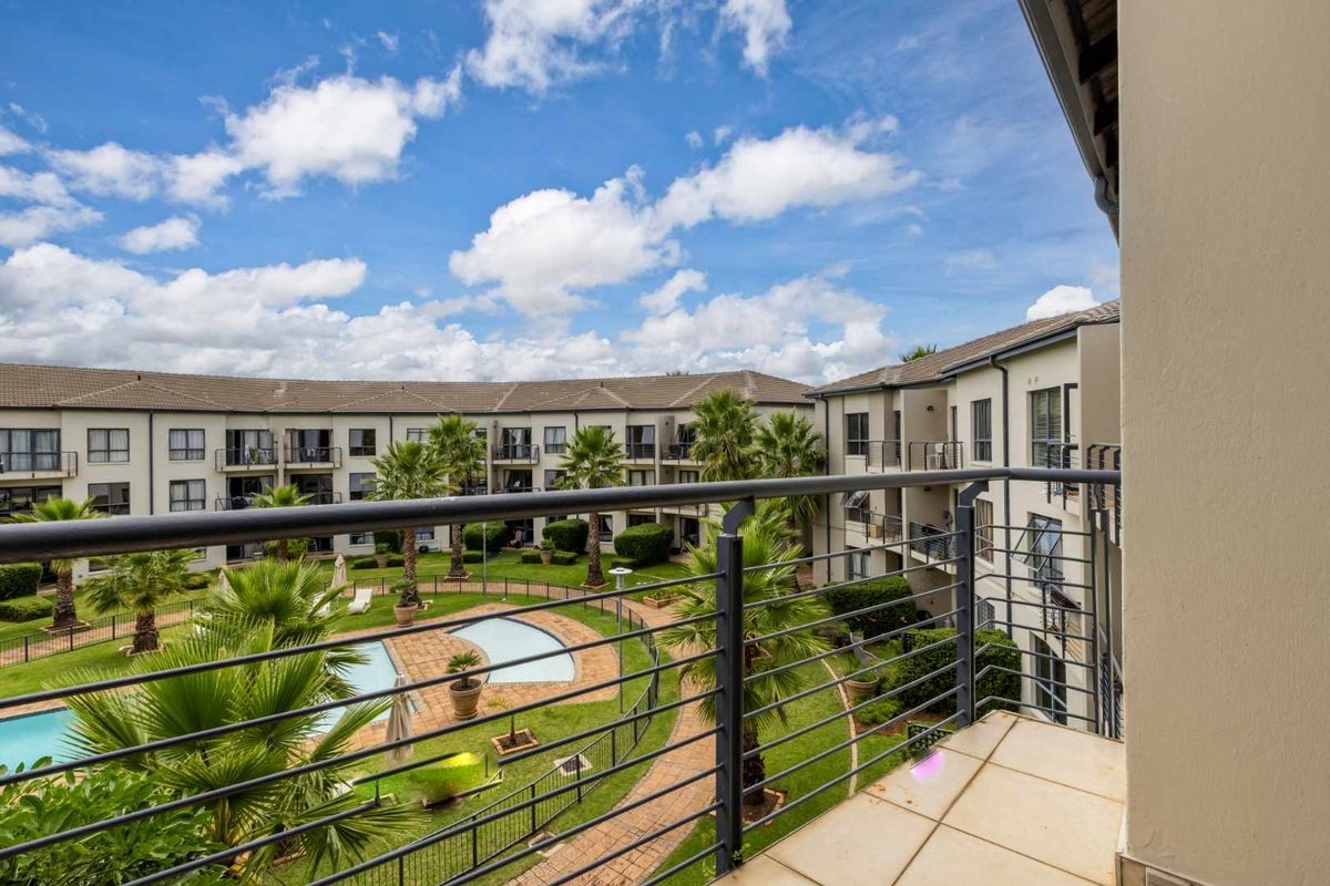 SPACIOUS 2 BEDROOM MODERN CONTEMPORARY GEM 5 MINUTES FROM THE HEART OF SANDTON! - Photo 2