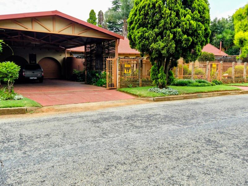 "Family Paradise: Pool, Solar & Spacious!" - Photo 3