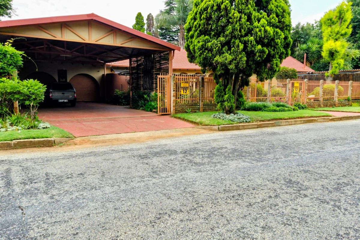 "Family Paradise: Pool, Solar & Spacious!" - Photo 3