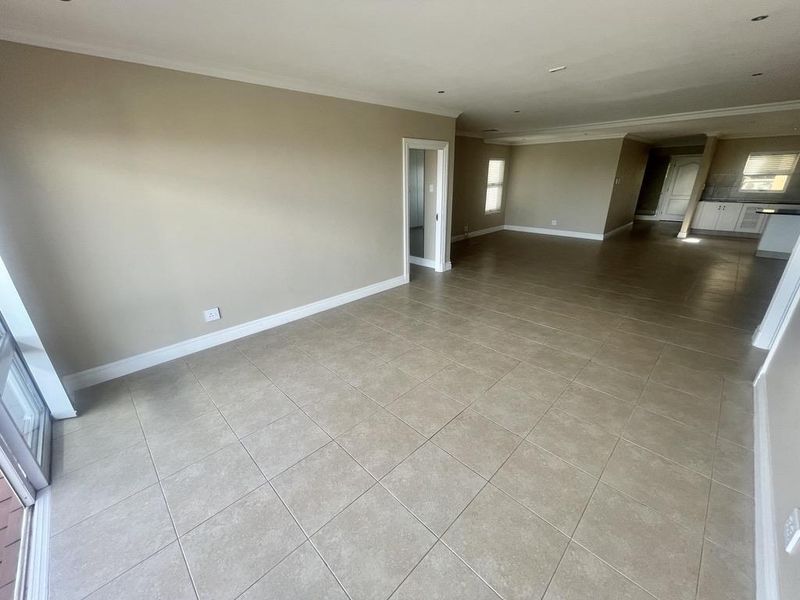 Stunning 3-Bedroom Townhouse with Panoramic Sea Views & Drive Up Access - Photo 10