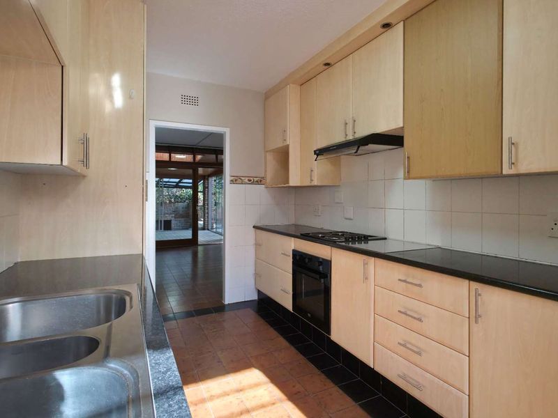 Refurbished Spacious 3 Bedroom Duplex Sandton Townhouses With Private Garden - Photo 8