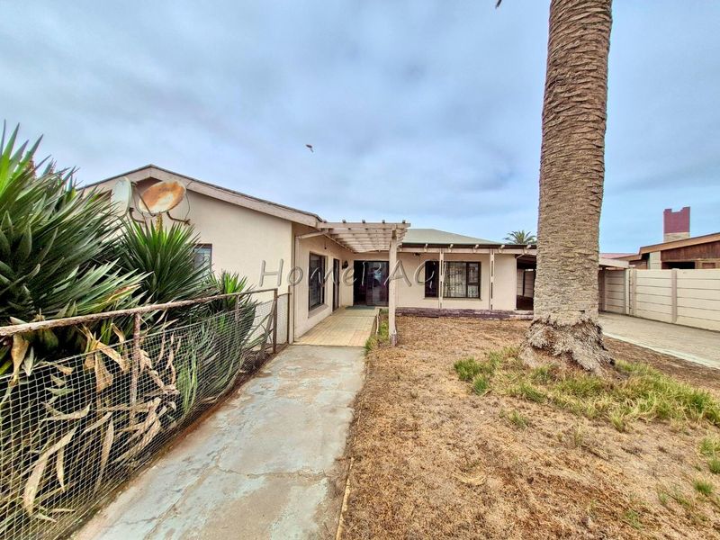 Hermes, Walvis Bay:  3 Bedroom home situated in a visible area, opposite businesses - Photo 2