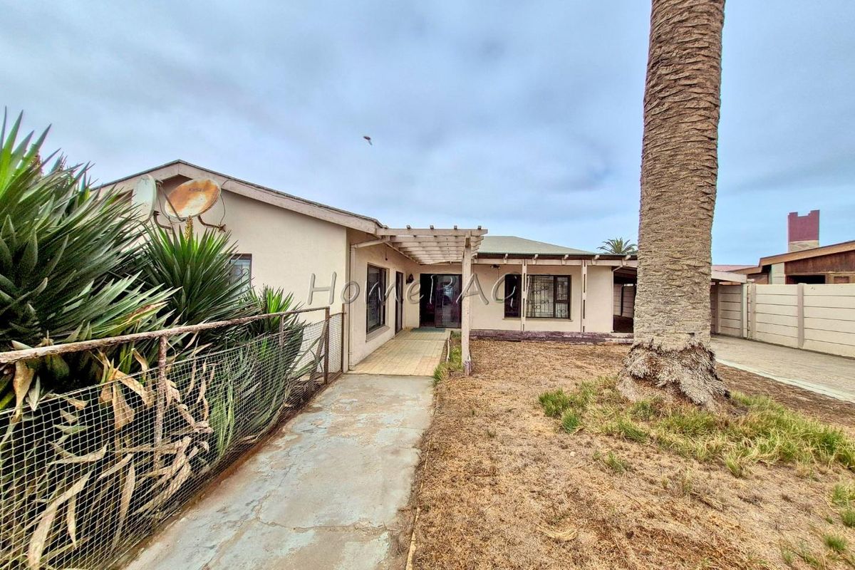 Hermes, Walvis Bay:  3 Bedroom home situated in a visible area, opposite businesses - Photo 2