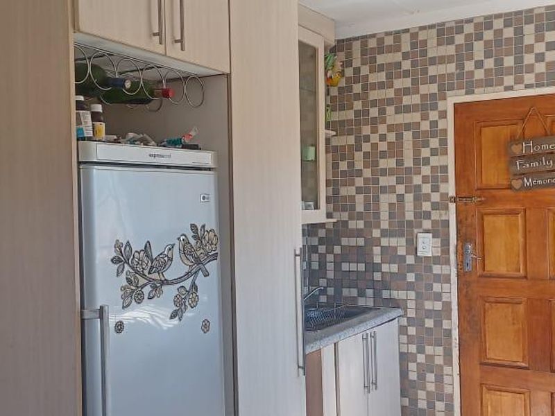 3 Bedroom House for sale - Photo 3