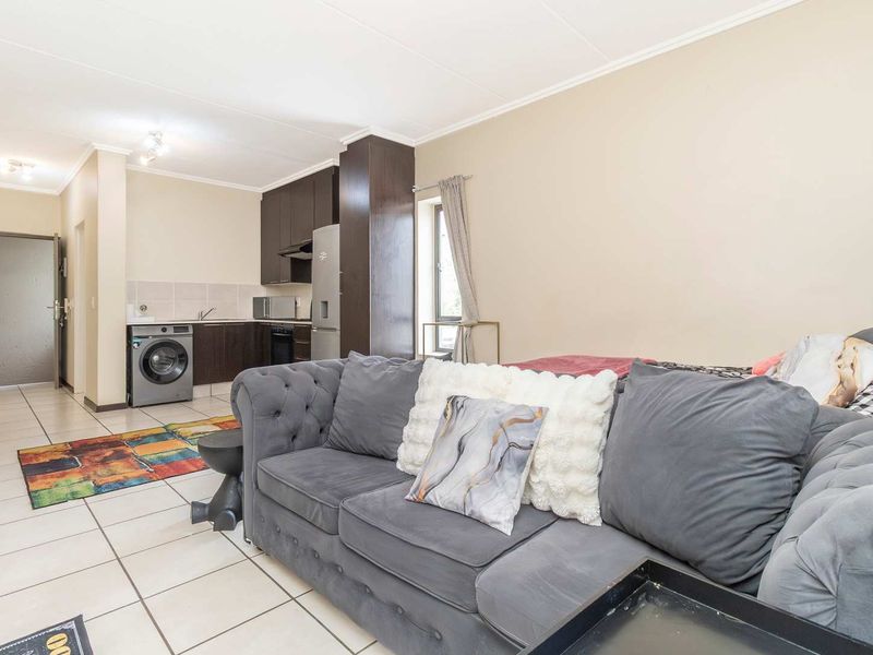 ☀️ Natural Light & Smart Layout - Photo 4