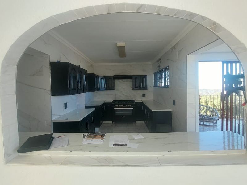 Spacious 4 Bedroom Home with Office & Modern Kitchen - Photo 4
