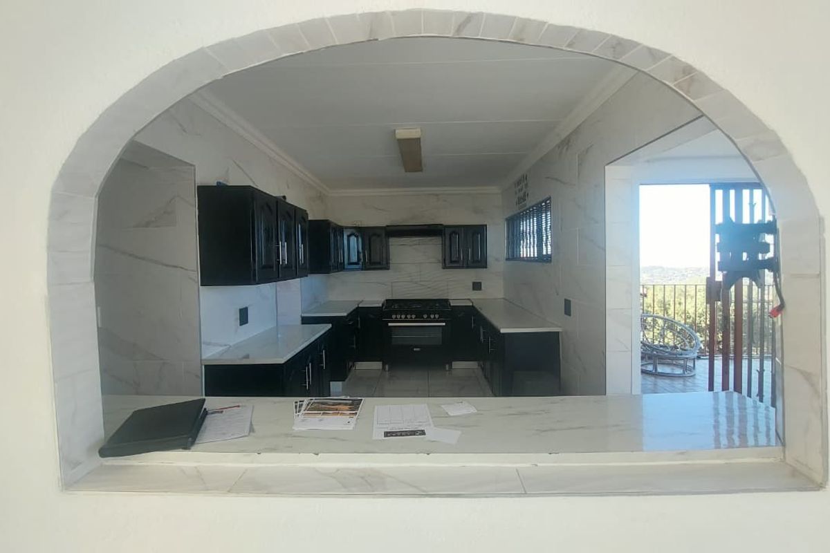Spacious 4 Bedroom Home with Office & Modern Kitchen - Photo 4
