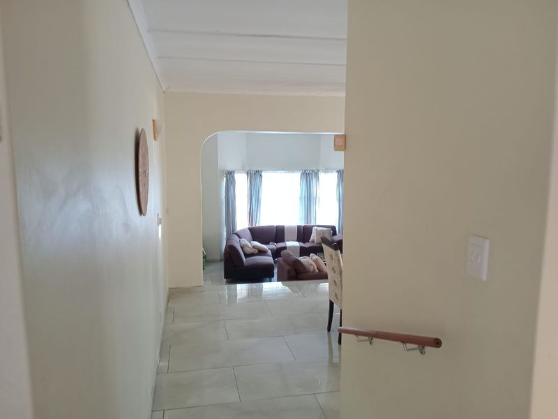 Spacious 4-Bedroom Family Home with Entertainment Area & Pool - Photo 8