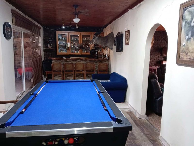 Entertain & Relax: Spacious 4-Bedroom with Outdoor Braai Area - Photo 9
