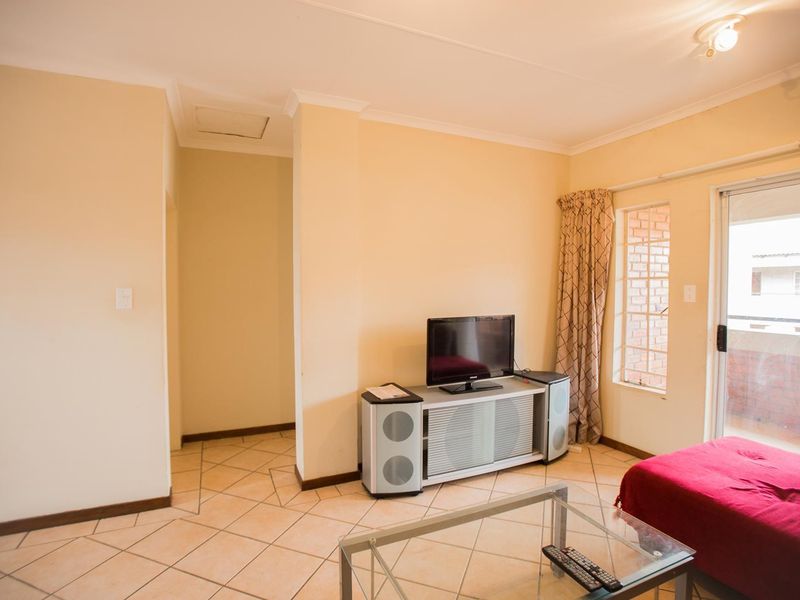 2 Bedroom Townhouse with a Covered Balcony - Photo 8