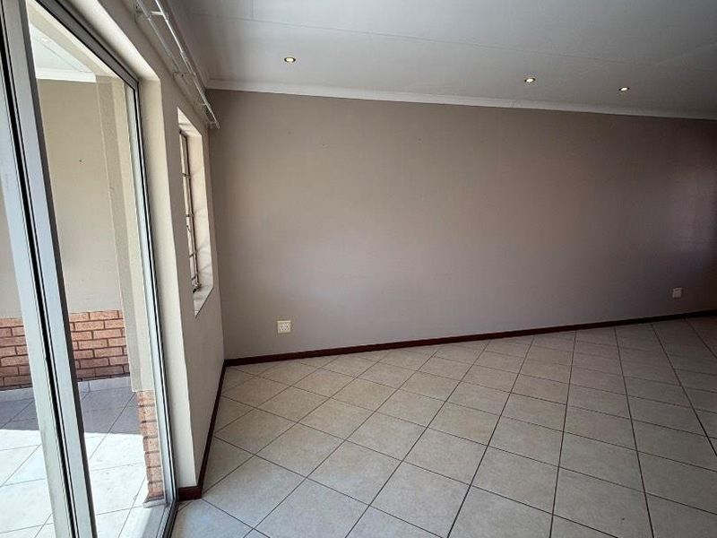 2 BEDROOM TOWNHOUSE IN MOOIKLOOF RIDGE ESTATE FOR SALE - Photo 5