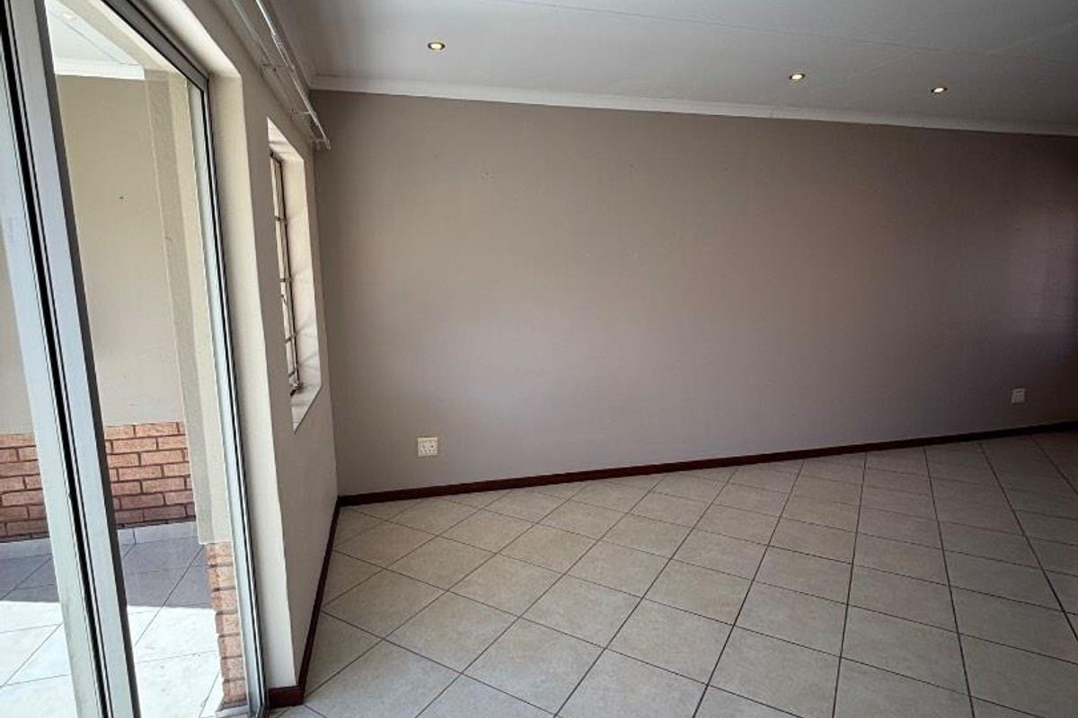 2 BEDROOM TOWNHOUSE IN MOOIKLOOF RIDGE ESTATE FOR SALE - Photo 5