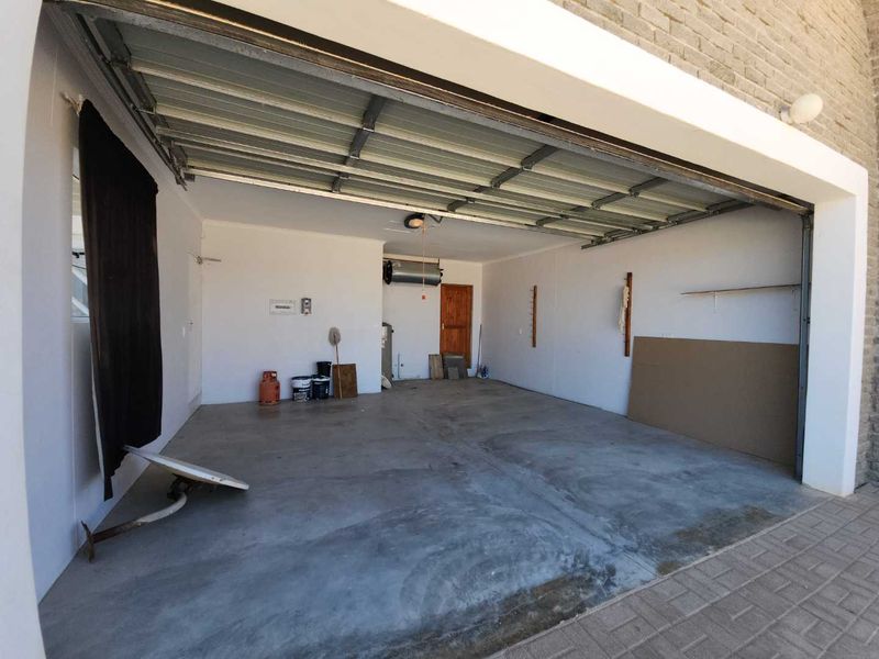 Rock face bricks with white aluminum windows. equals maintenance free. - Photo 3