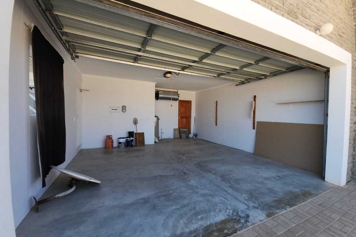 Rock face bricks with white aluminum windows. equals maintenance free. - Photo 3