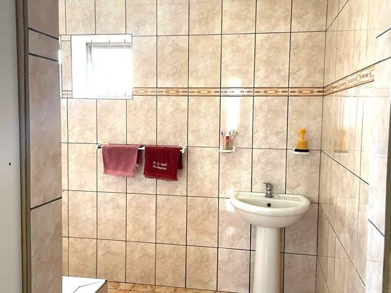 Charming 3-Bed Home - Photo 8