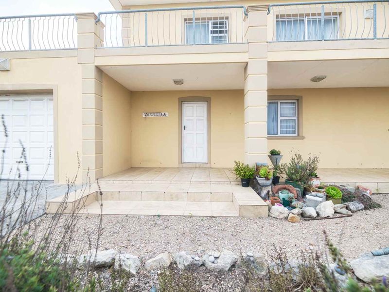 Spacious Double-Storey Home with Sea Views & Entertainer’s Appeal - Photo 3