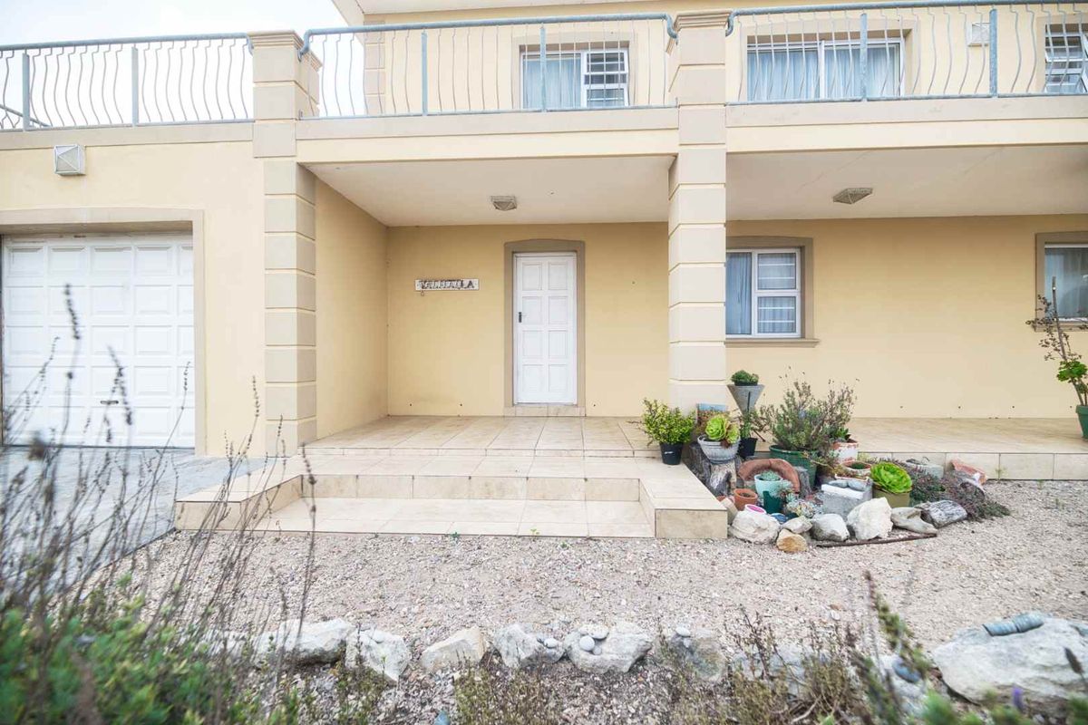Spacious Double-Storey Home with Sea Views & Entertainer’s Appeal - Photo 3