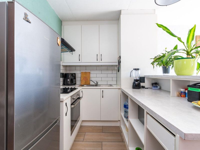 Delightful 2-Bedroom Apartment For Sale In Palm Springs - Photo 4