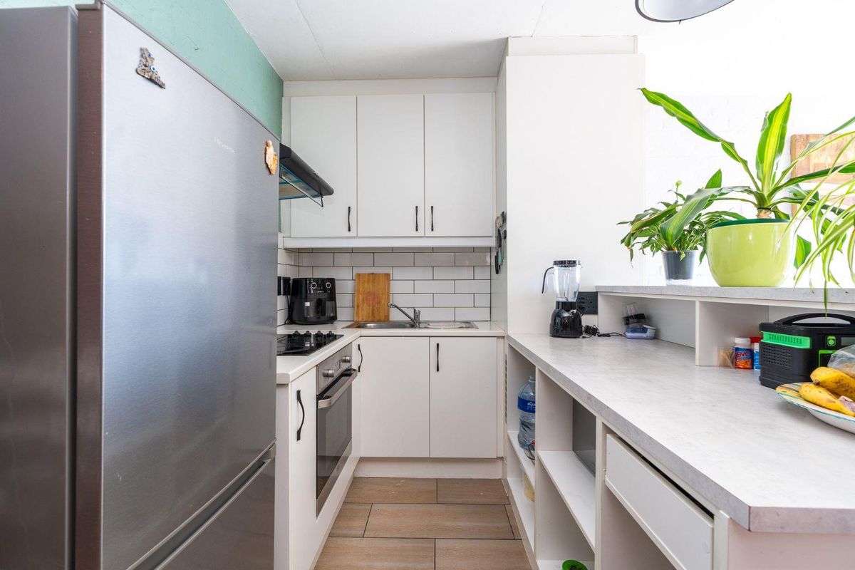 Delightful 2-Bedroom Apartment For Sale In Palm Springs - Photo 4