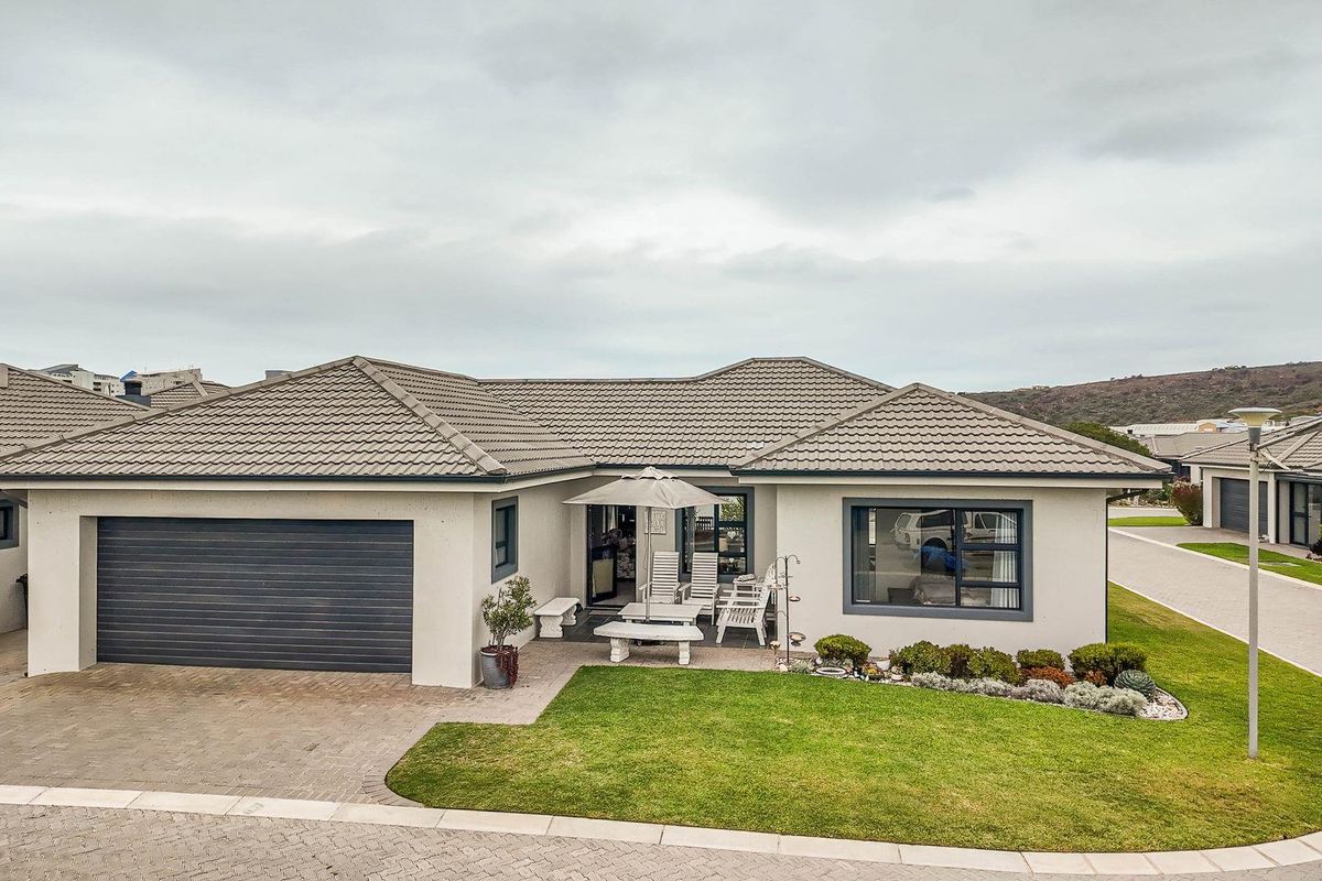 Embrace modern comfort in Diaz Beach retirement village - Photo 2