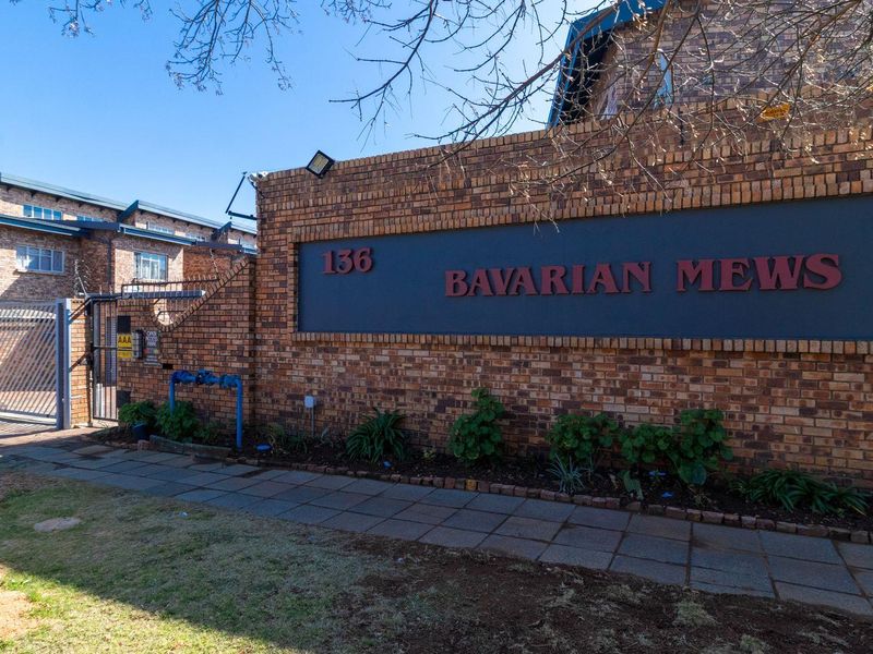 Open-Plan Elegance: Your Dream Townhouse Awaits! - Photo 2