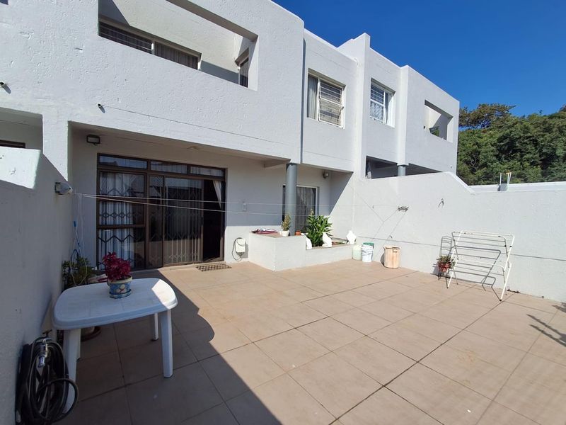 BEAUTIFUL PET FRIENDLY TOWNHOUSE - GLENVISTA - Photo 10