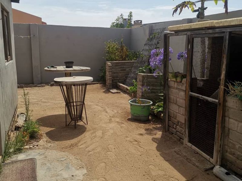 For Sale Cozy 2-Bedroom Home with Modern Flair Awaits You! Hentiesbay - Photo 3