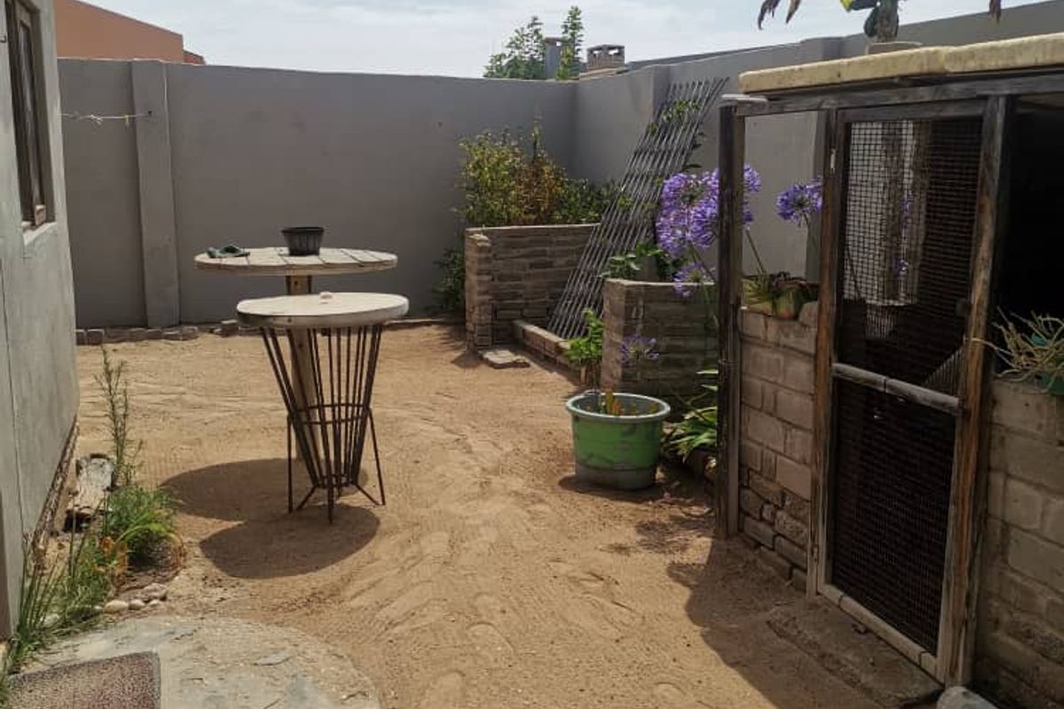 For Sale Cozy 2-Bedroom Home with Modern Flair Awaits You! Hentiesbay - Photo 3