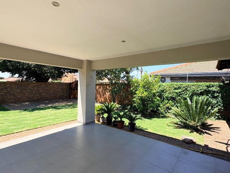 EXCLUSIVE HOME IN UPMARKET PET FRIENDLY COMPLEX - Photo 4