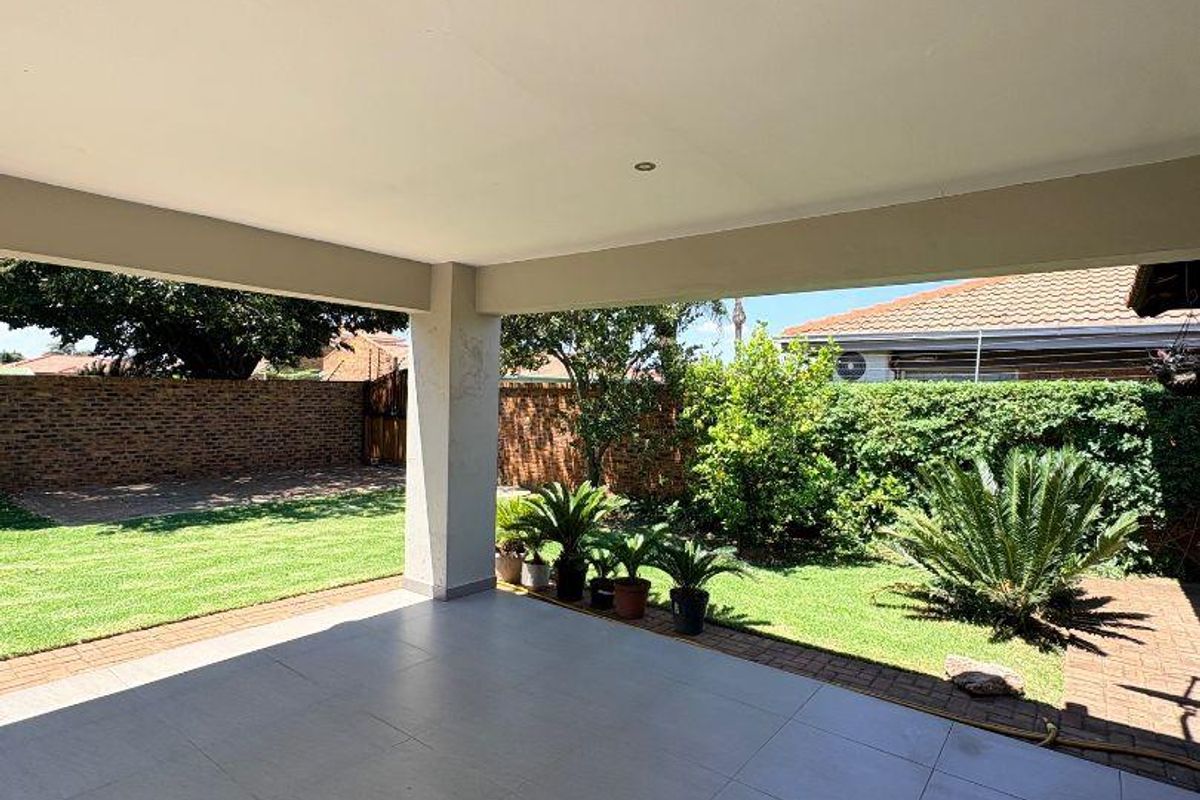 EXCLUSIVE HOME IN UPMARKET PET FRIENDLY COMPLEX - Photo 4