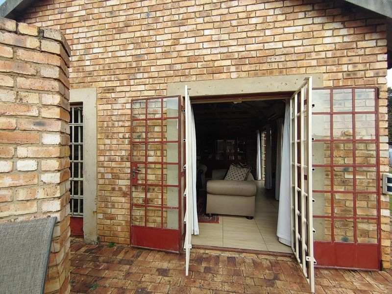 Spacious Family Home on a 4,000m2 Stand in Henley on Klip - Photo 6