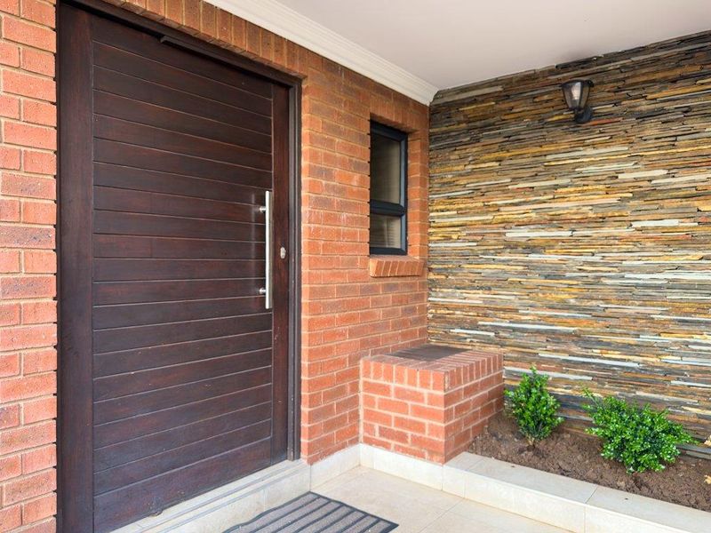 Modern corner stand luxury! - Photo 5