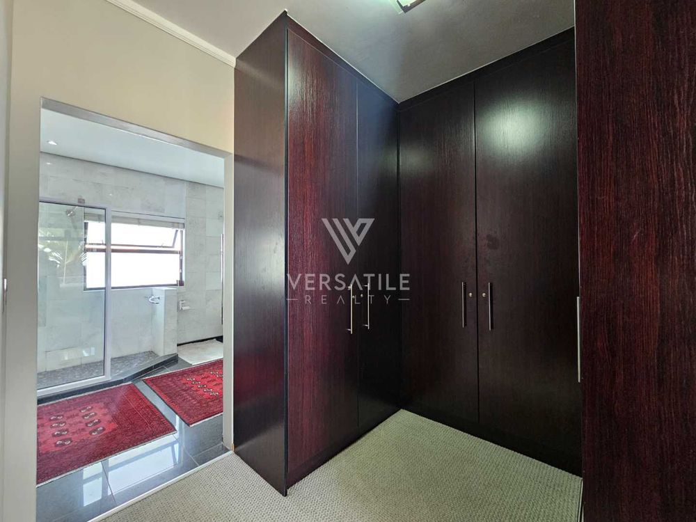 57 - Entrance ensuite bathroom