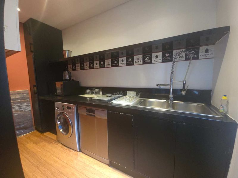 Modern Two-Bedroom Apartment with Stunning Views in Maboneng - Photo 5