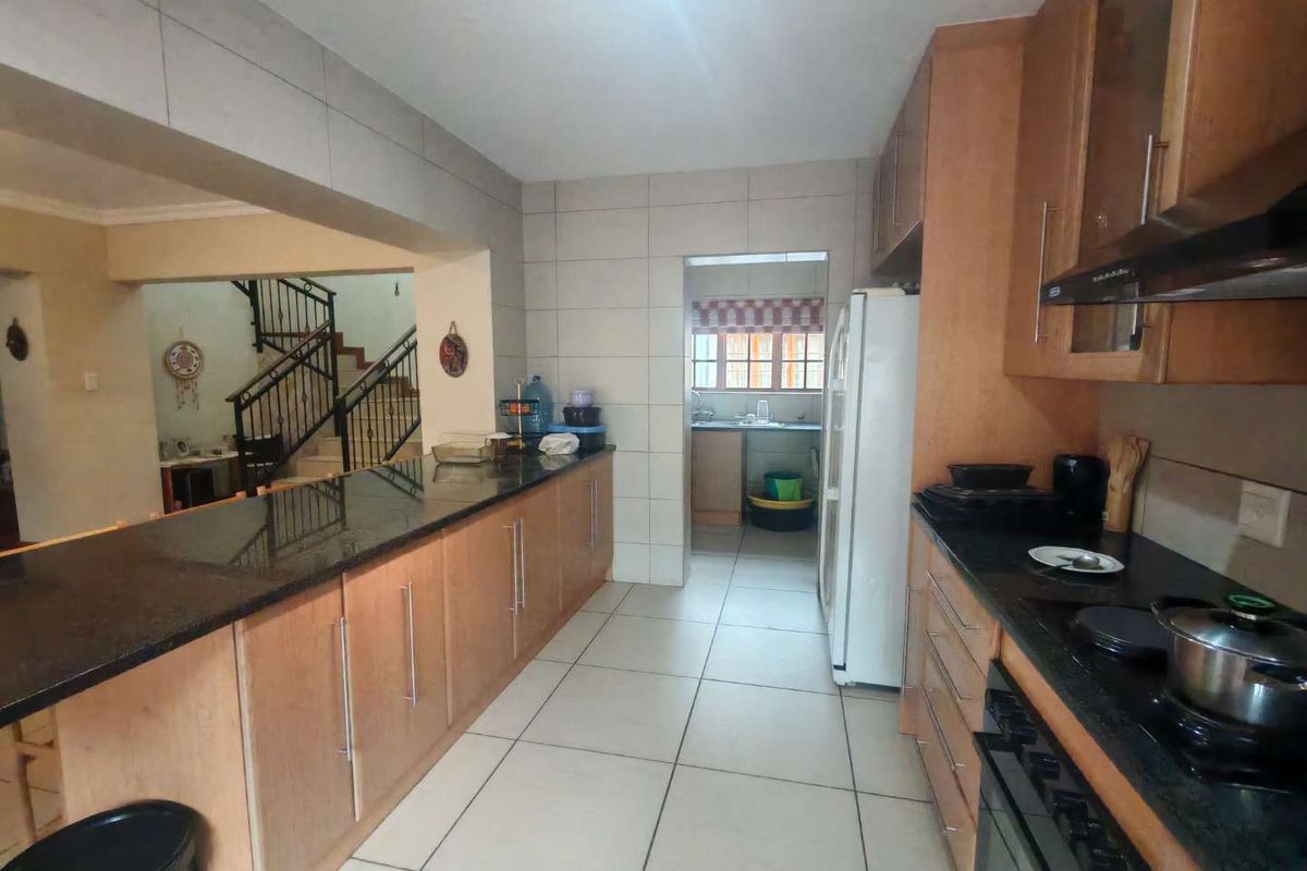 SPACIOUS AND VERY NEAT, CLOSE TO ALL THE AMENITIES - Photo 2