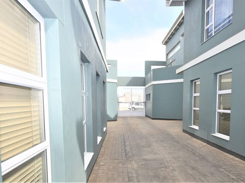 Stunning 3-Bedroom Apartment with Modern Amenities and Security Features - Photo 2