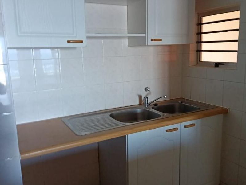 3 Bedroom, 2 Bathroom Flat with Sea Views - Photo 4