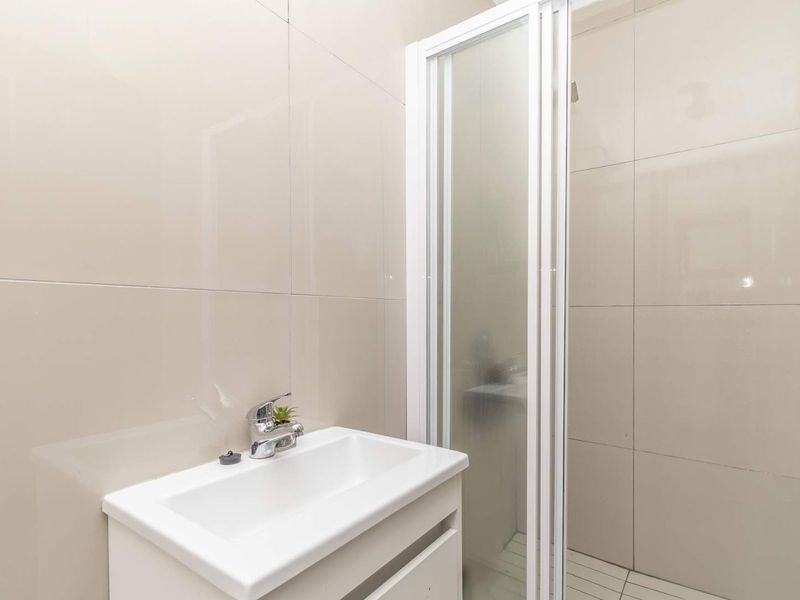 Beautifully-renovated 1-Bedroom Garden Cottage to Let in Hurlingham Manor - Photo 9