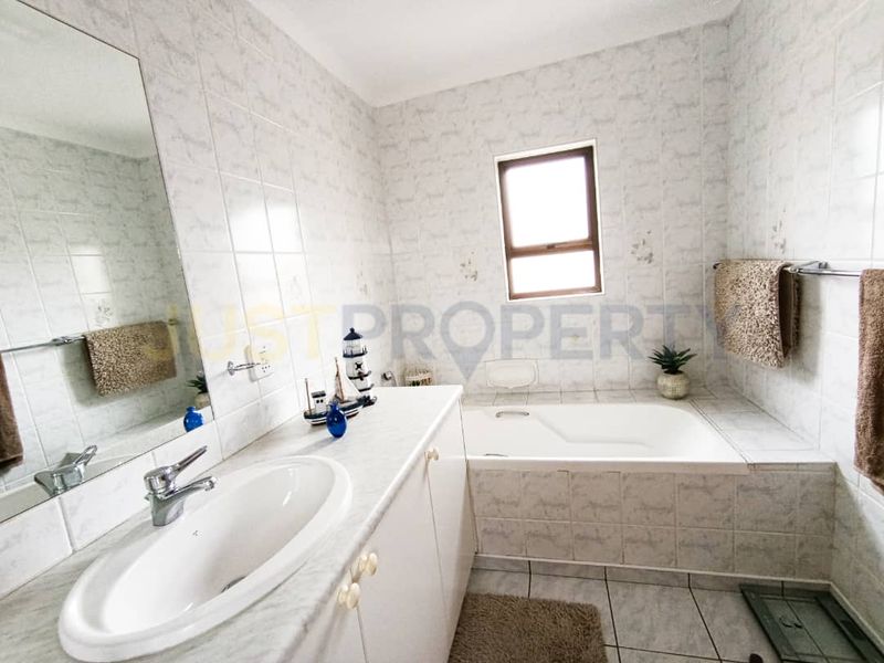 Spacious 3-Bedroom Townhouse - Swakopmund Central - Photo 5