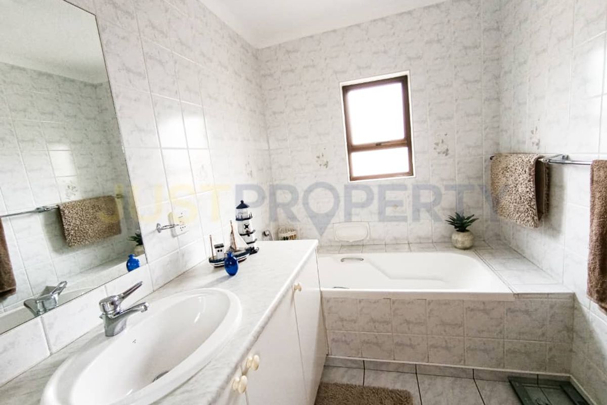 Spacious 3-Bedroom Townhouse - Swakopmund Central - Photo 5