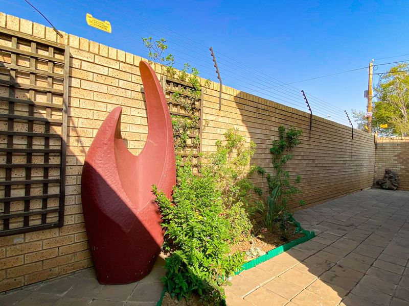 Exquisite Facebrick Cluster, Only 4 in complex! - Photo 4