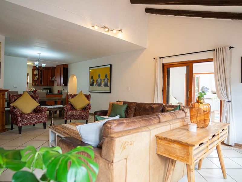 Space, Light and Comfort in a Secure Complex - Photo 7