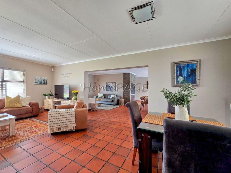 Central, Walvis Bay:  4 Bedr Home with 6-car garages IN A GOOD AREA - Photo 10