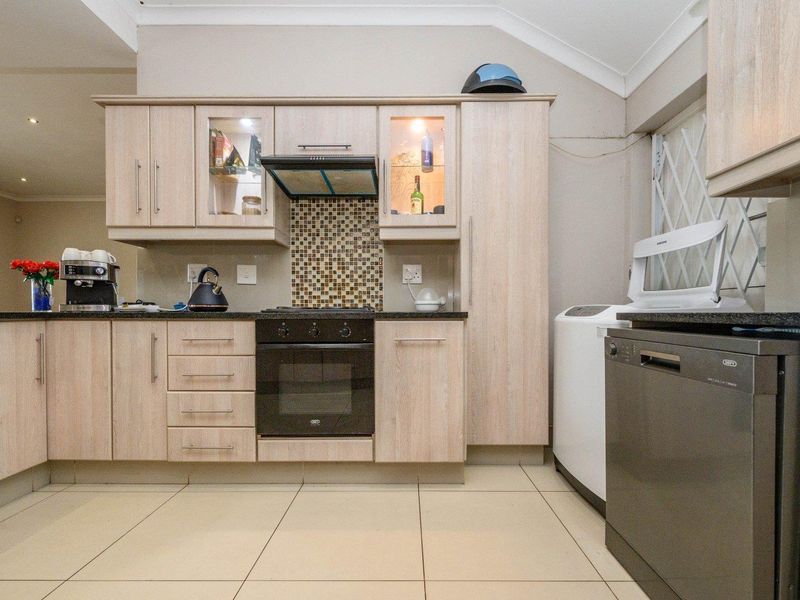 Beautiful, sunny family home. Prime location! Good security! - Photo 2